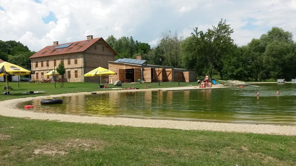 Rekreacni Areal Dvur Honetice Hotel Exterior foto